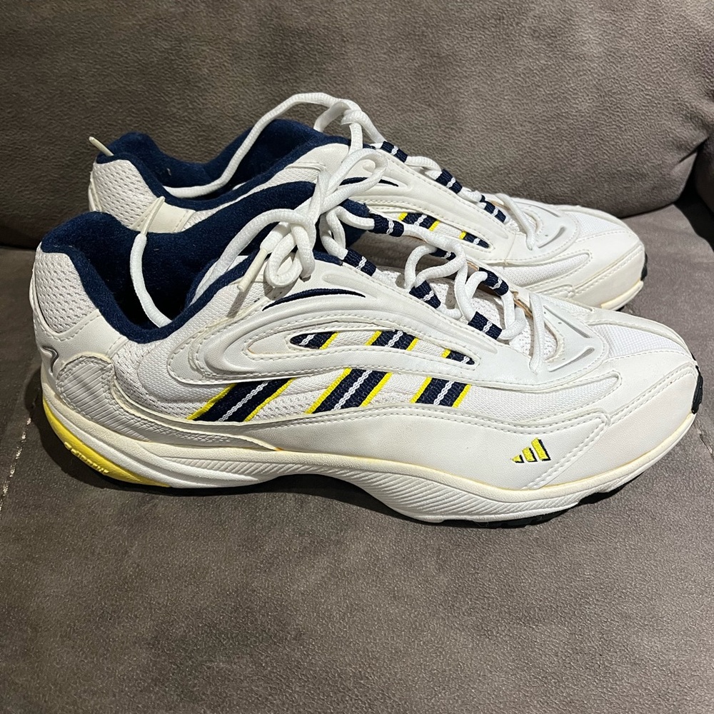 Vintage ADIDAS walking sneakers size 10.Mens